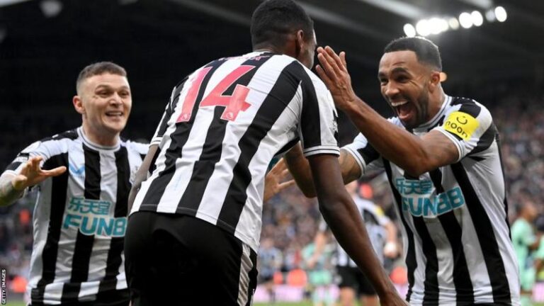 Newcastle beat Man United 2-0